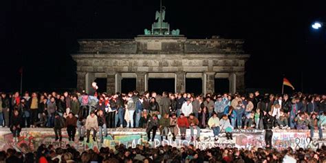  Berliner Mauerfall: Symbol der friedlichen Revolution und Beginn einer neuen Ära