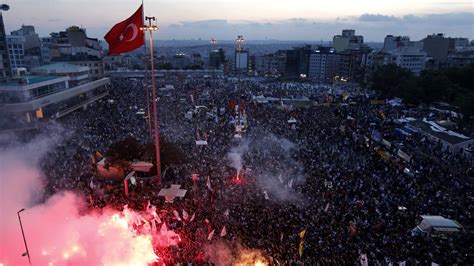  Der Gezi-Park Protest: Eine Symphonie aus Hoffnung, Wut und dem Duft von frisch geröstetem Mais